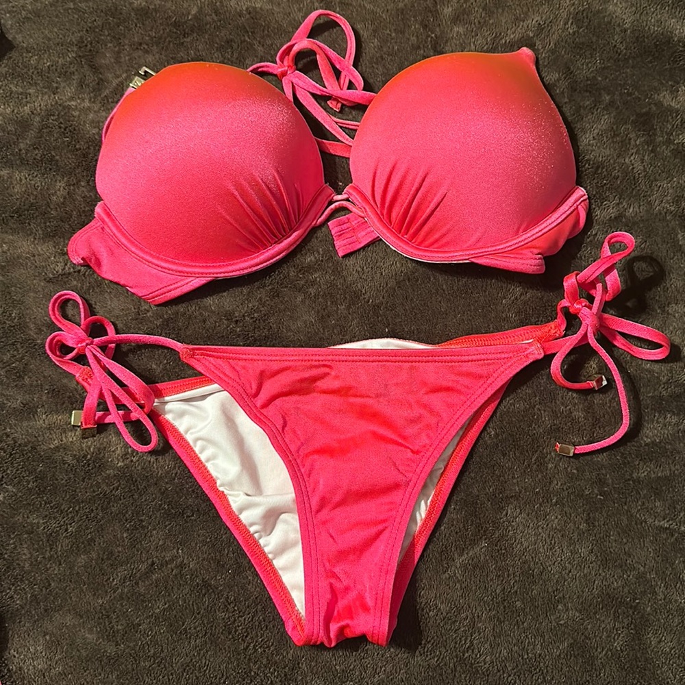 Comes with 2 bottoms (S&M) Double cup sz Victoria’s Secret bikini red. 34B top